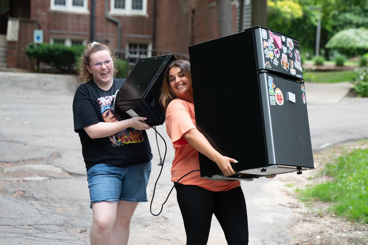 STEM Scholars carrying items into their dorms